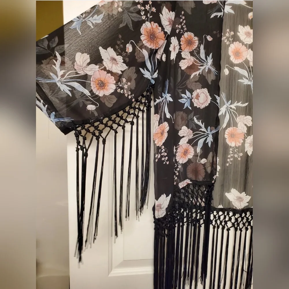Torrid Floral Fringe Trim Short Sleeve Kimono size 00/0 or M/L - Picture 6 of 11